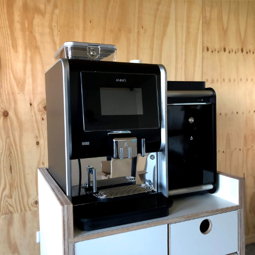 Gebruiksvriendelijke volautomaat koffiemachine op beurs